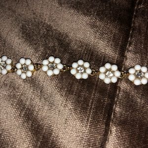 WHITE AND SILVER FLOWER CHOKER NEVER WORN